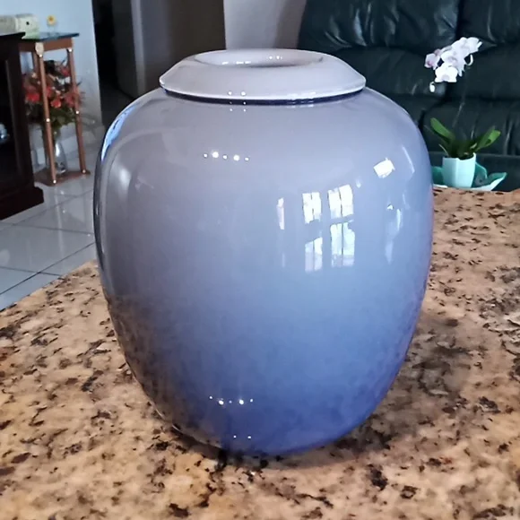 Vintage LARRY LASLO For MIKASA. Ombre Purple Glass Vase. Flawless Condition. - Picture 14 of 15